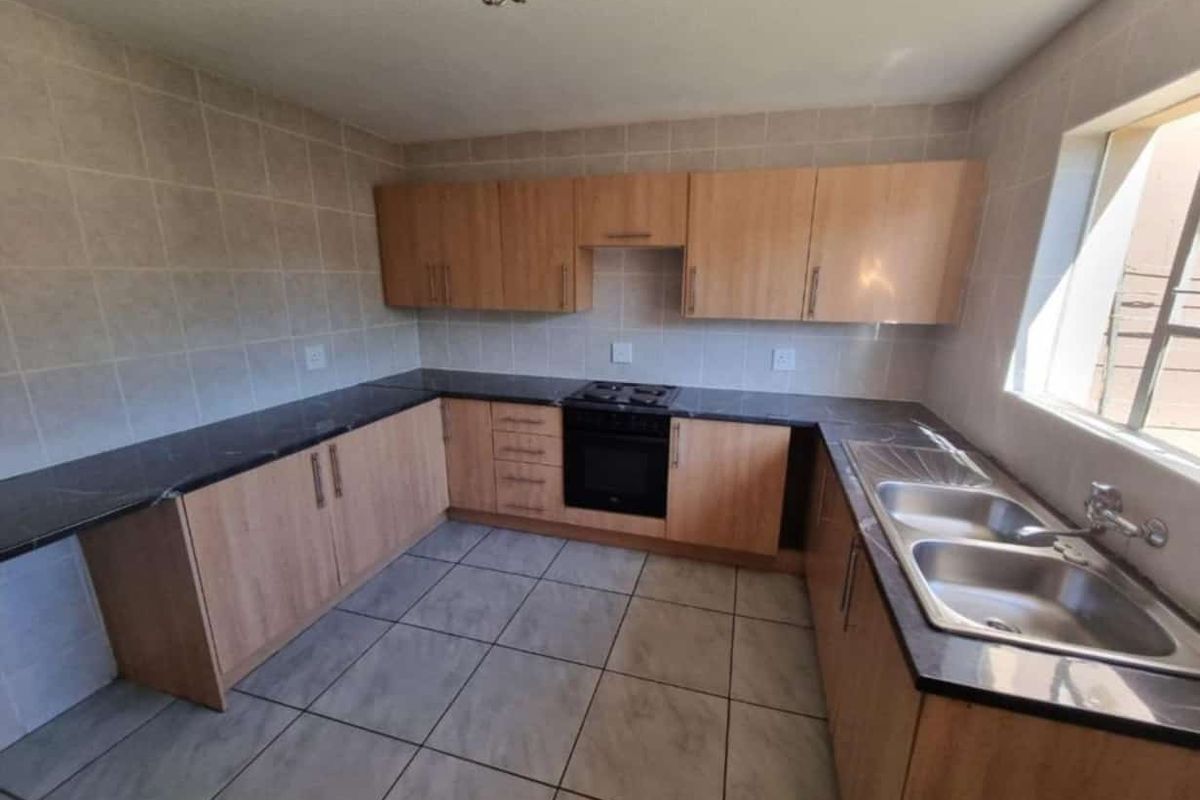 This lovely duplex, pet friendly townhouse is located in a popular complex at S.E 4 Vanderbijlpark - Photo 2