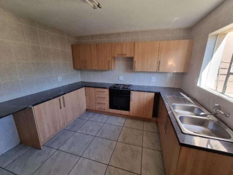 This lovely duplex, pet friendly townhouse is located in a popular complex at S.E 4 Vanderbijlpark - Photo 2