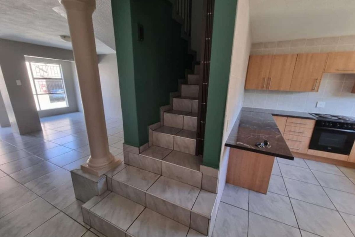 This lovely duplex, pet friendly townhouse is located in a popular complex at S.E 4 Vanderbijlpark - Photo 4