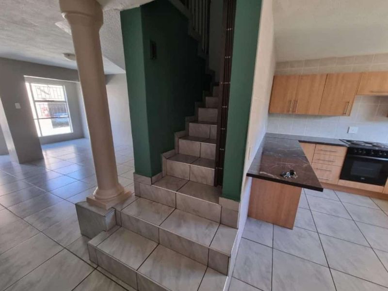 This lovely duplex, pet friendly townhouse is located in a popular complex at S.E 4 Vanderbijlpark - Photo 4