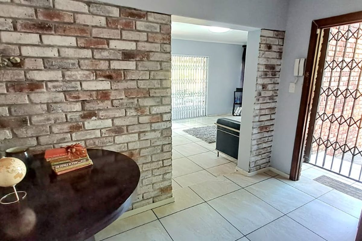 INVITING, PRICED TO SELL, AND LOVELY FAMILY HOME FOR SALE IN THREE RIVERS EAST. - Photo 5