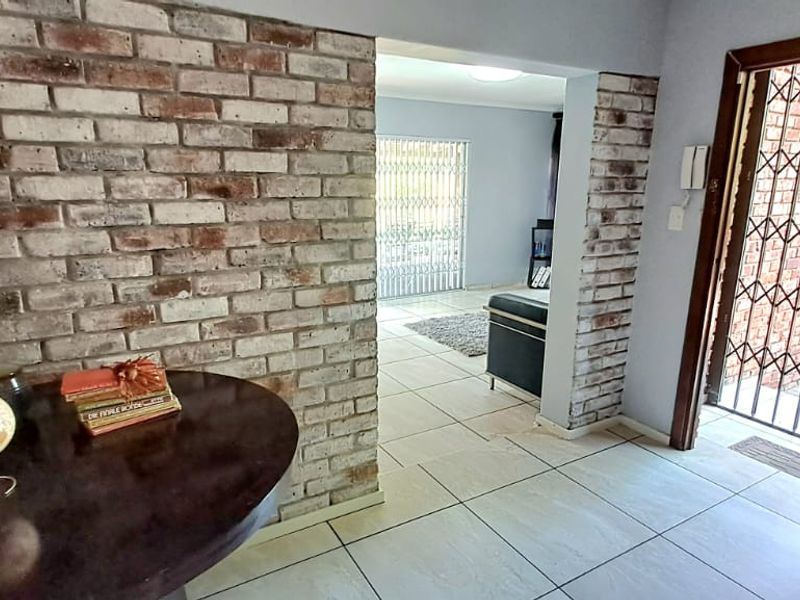 INVITING, PRICED TO SELL, AND LOVELY FAMILY HOME FOR SALE IN THREE RIVERS EAST. - Photo 5