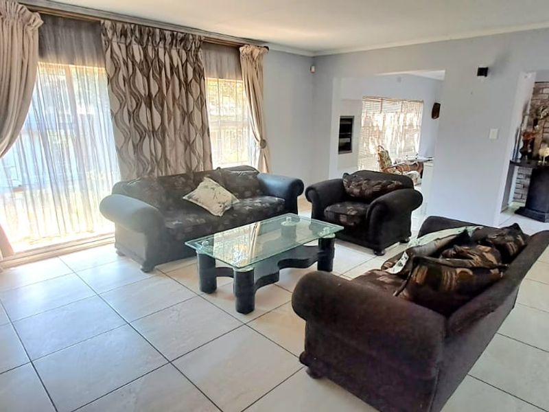 INVITING, PRICED TO SELL, AND LOVELY FAMILY HOME FOR SALE IN THREE RIVERS EAST. - Photo 10