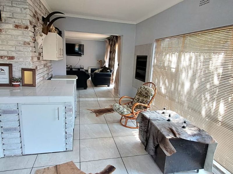 INVITING, PRICED TO SELL, AND LOVELY FAMILY HOME FOR SALE IN THREE RIVERS EAST. - Photo 9