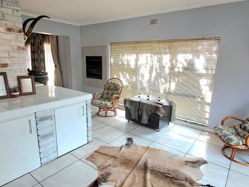 INVITING, PRICED TO SELL, AND LOVELY FAMILY HOME FOR SALE IN THREE RIVERS EAST. - Photo 8