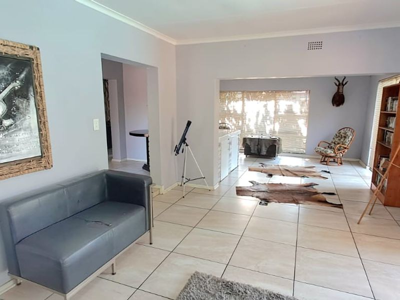 INVITING, PRICED TO SELL, AND LOVELY FAMILY HOME FOR SALE IN THREE RIVERS EAST. - Photo 7