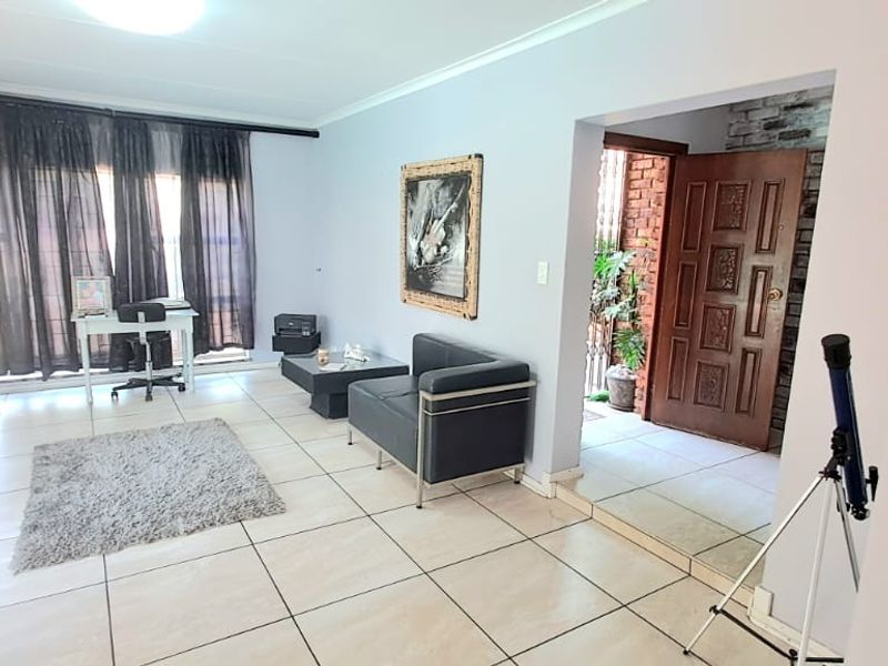 INVITING, PRICED TO SELL, AND LOVELY FAMILY HOME FOR SALE IN THREE RIVERS EAST. - Photo 6