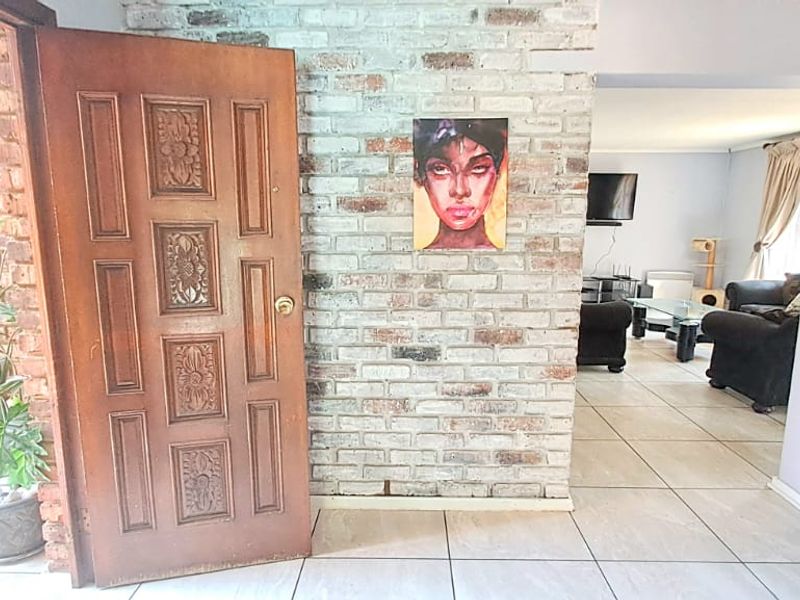 INVITING, PRICED TO SELL, AND LOVELY FAMILY HOME FOR SALE IN THREE RIVERS EAST. - Photo 4