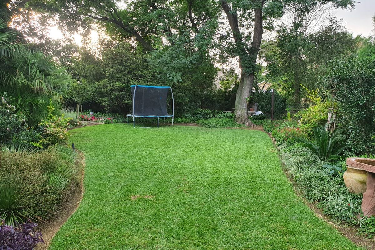 INVITING, PRICED TO SELL, AND LOVELY FAMILY HOME FOR SALE IN THREE RIVERS EAST. - Photo 2