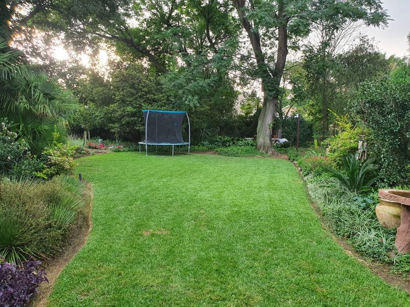 INVITING, PRICED TO SELL, AND LOVELY FAMILY HOME FOR SALE IN THREE RIVERS EAST. - Photo 2