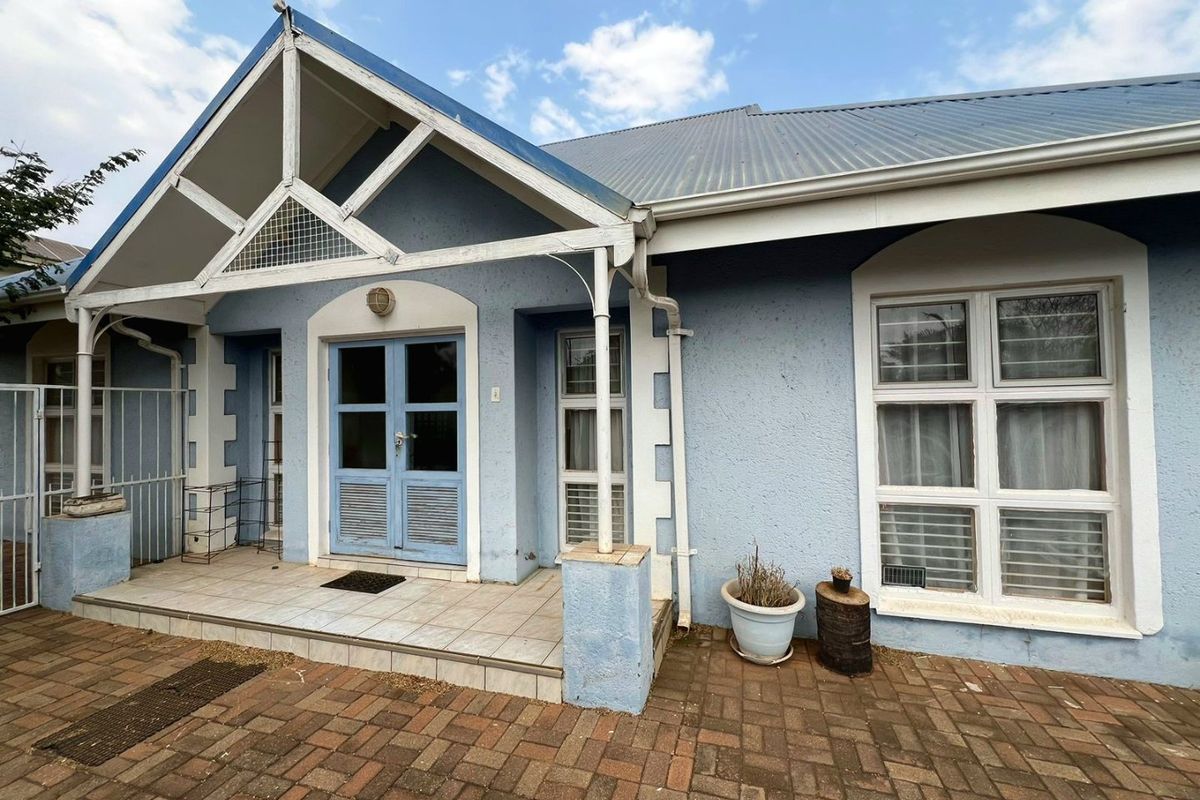 Charming Fixer-Upper in Bendor Village! - Photo 2