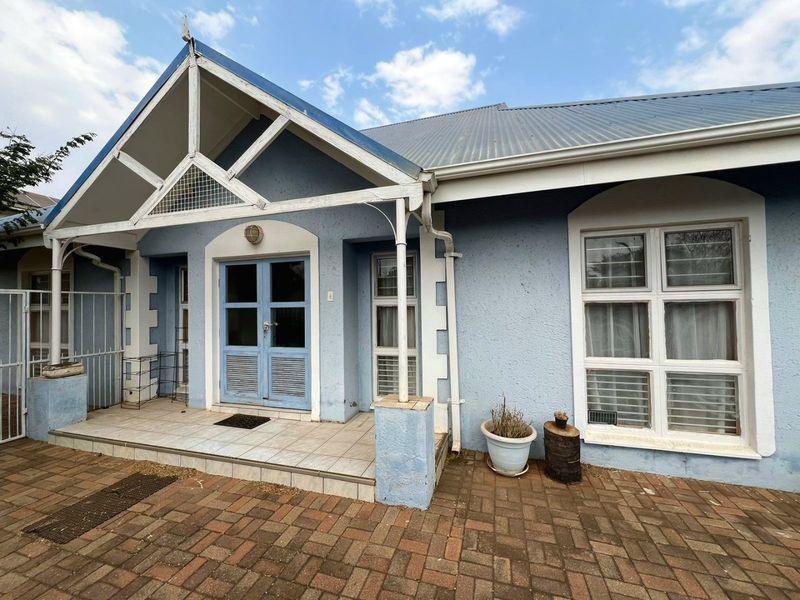 Charming Fixer-Upper in Bendor Village! - Photo 2