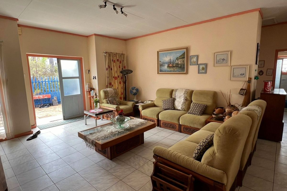 Charming Fixer-Upper in Bendor Village! - Photo 5