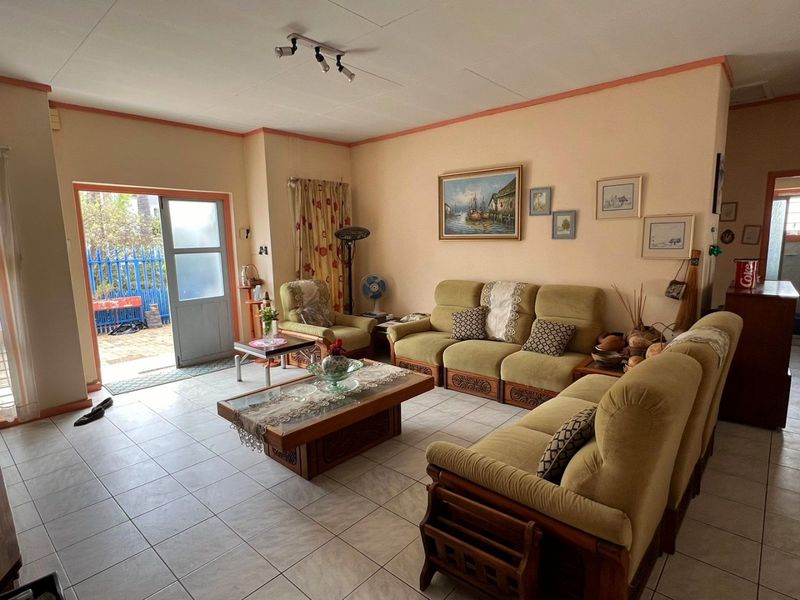 Charming Fixer-Upper in Bendor Village! - Photo 5