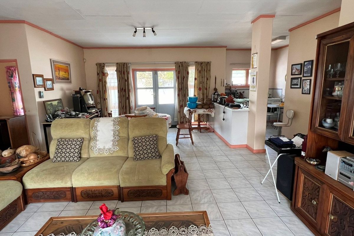 Charming Fixer-Upper in Bendor Village! - Photo 4