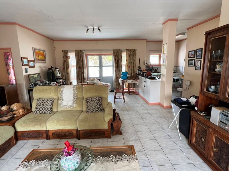 Charming Fixer-Upper in Bendor Village! - Photo 4