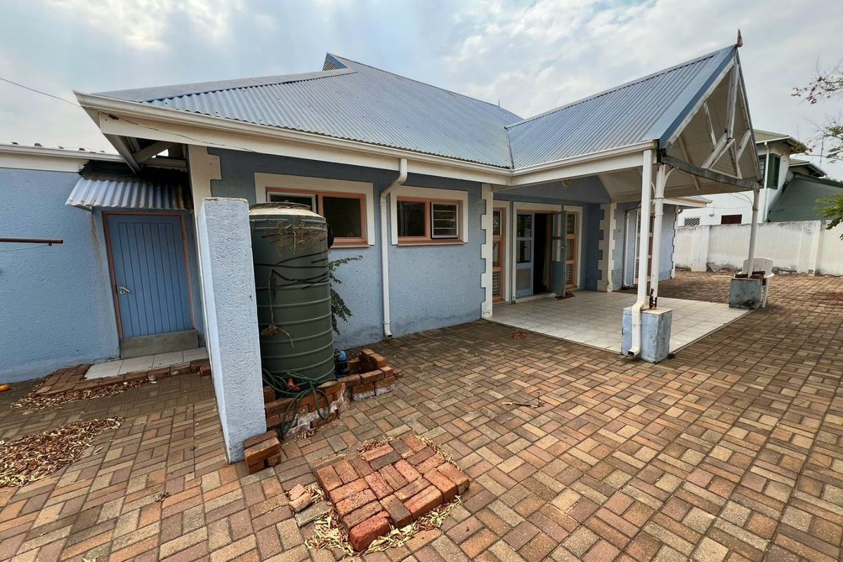 Charming Fixer-Upper in Bendor Village! - Photo 3