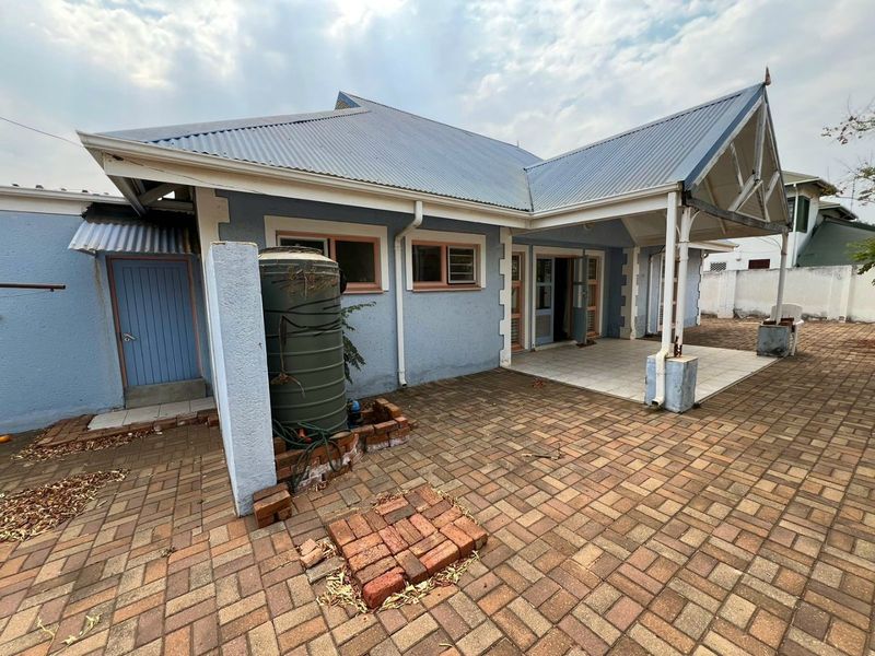 Charming Fixer-Upper in Bendor Village! - Photo 3