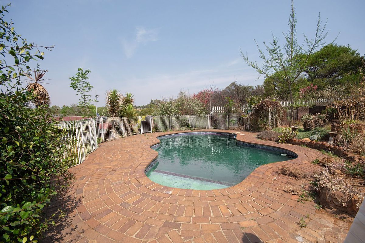 Elegant Family Living in the Heart of Heidelberg Central - Photo 2