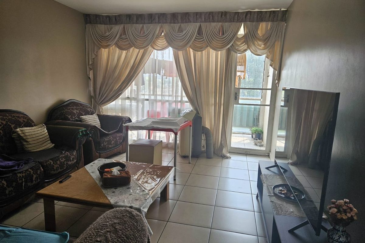 Flat For Sale In Vereeniging - Photo 2