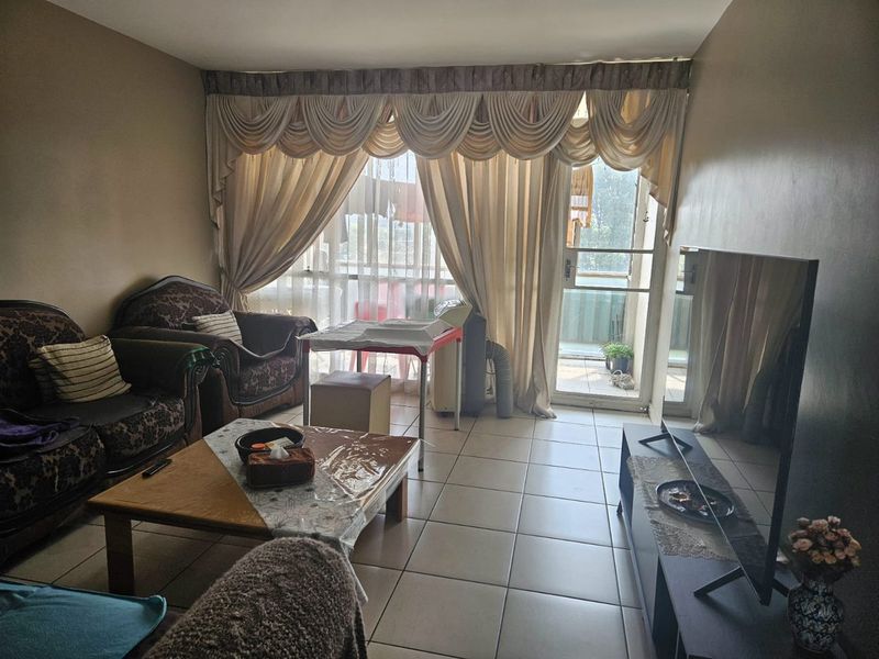 Flat For Sale In Vereeniging - Photo 2