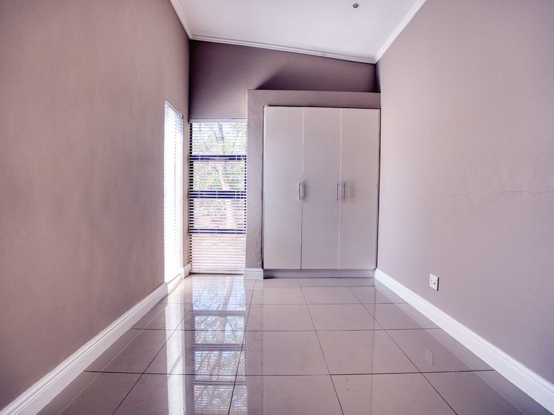 Stunning 4 Bedroom House in Palm Lakes - Photo 10