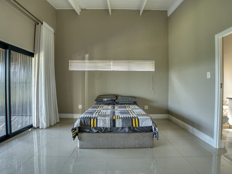 Stunning 4 Bedroom House in Palm Lakes - Photo 8