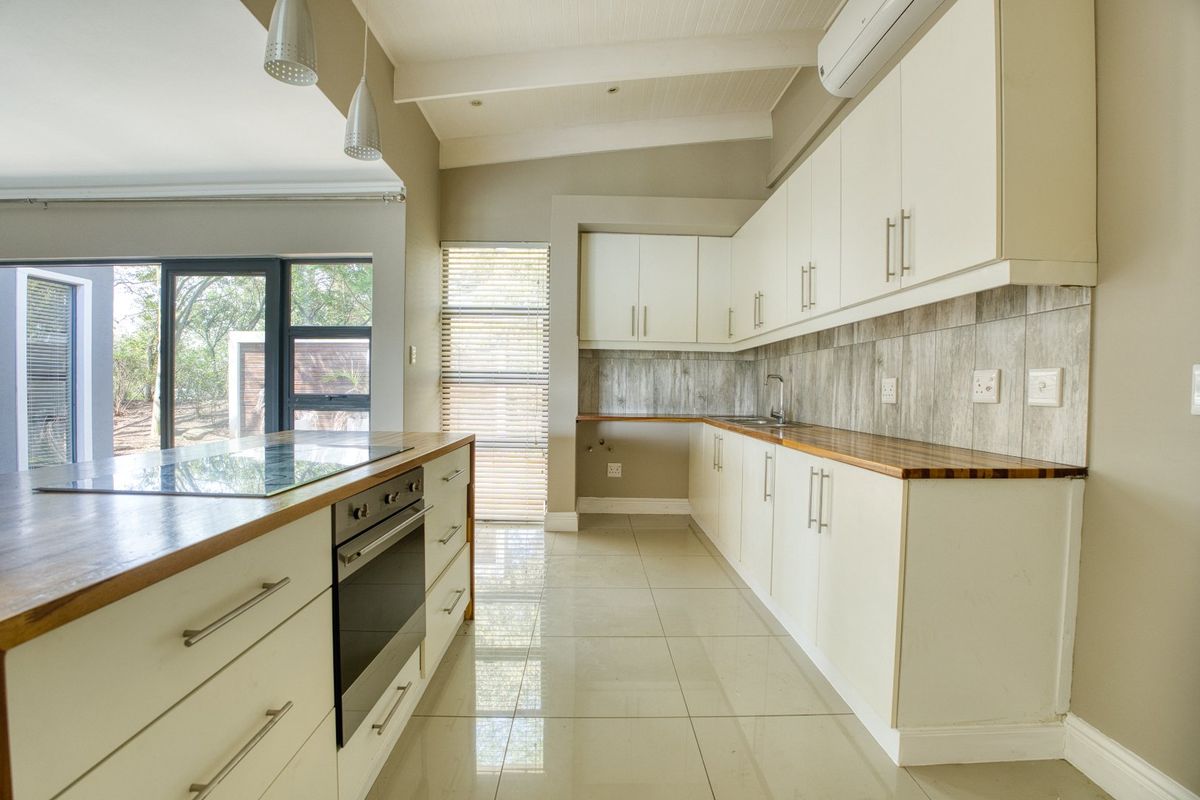 Stunning 4 Bedroom House in Palm Lakes - Photo 5