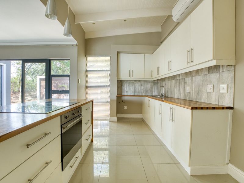 Stunning 4 Bedroom House in Palm Lakes - Photo 5