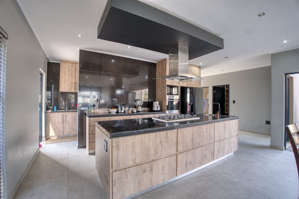 4 Bedroom Home in Palm Lakes - Photo 2