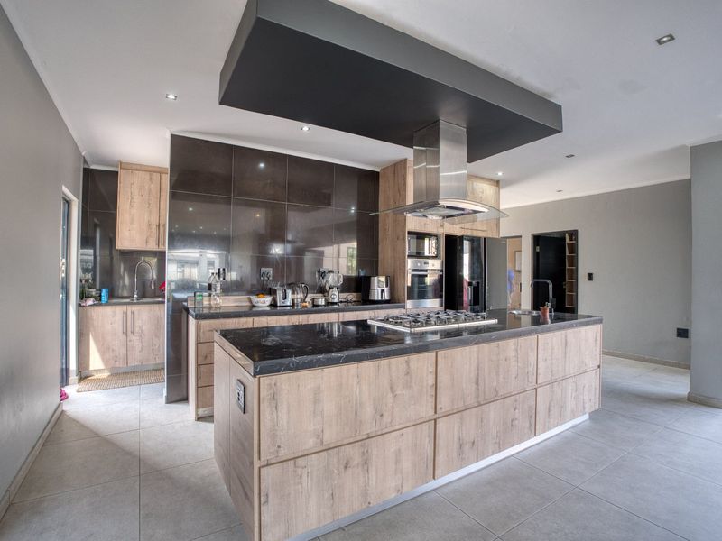 4 Bedroom Home in Palm Lakes - Photo 2