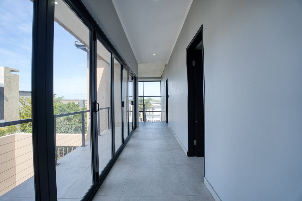 4 Bedroom Home in Palm Lakes - Photo 4