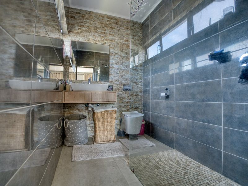 4 Bedroom Home in Palm Lakes - Photo 9