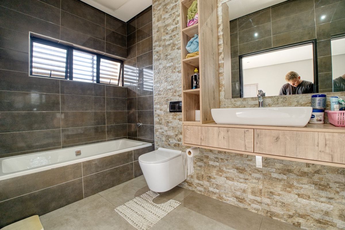 4 Bedroom Home in Palm Lakes - Photo 3