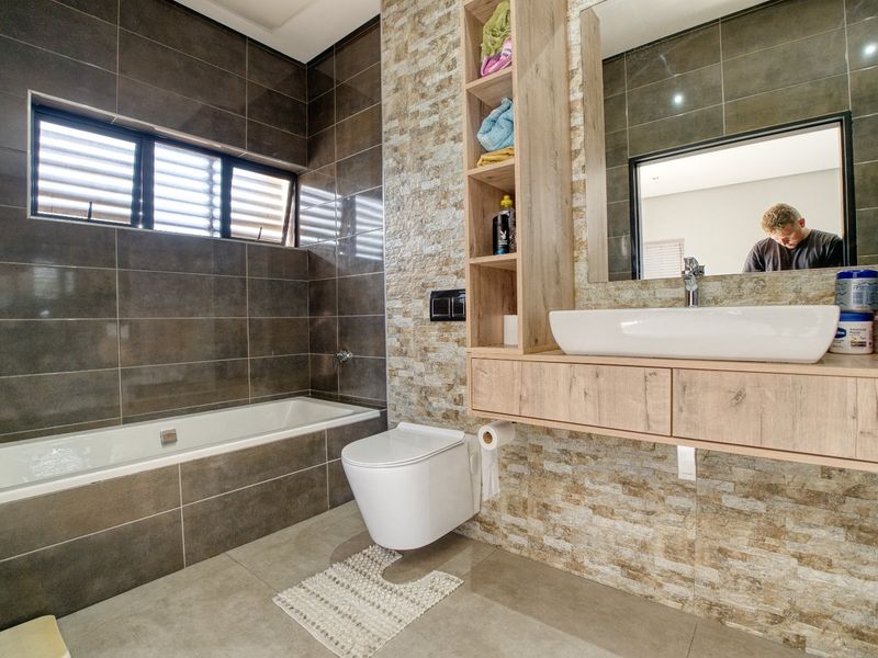 4 Bedroom Home in Palm Lakes - Photo 3