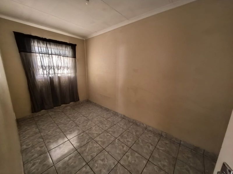 Freehold For Sale In Kempton Park - Photo 6