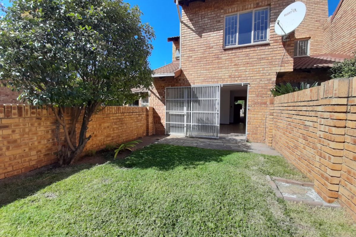 Beautiful duplex facebrick townhouse for sale in Sasolburg walking distance to shopping center - Photo 2