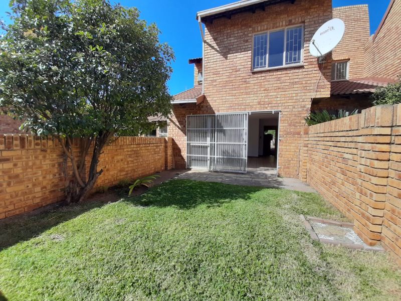 Beautiful duplex facebrick townhouse for sale in Sasolburg walking distance to shopping center - Photo 2