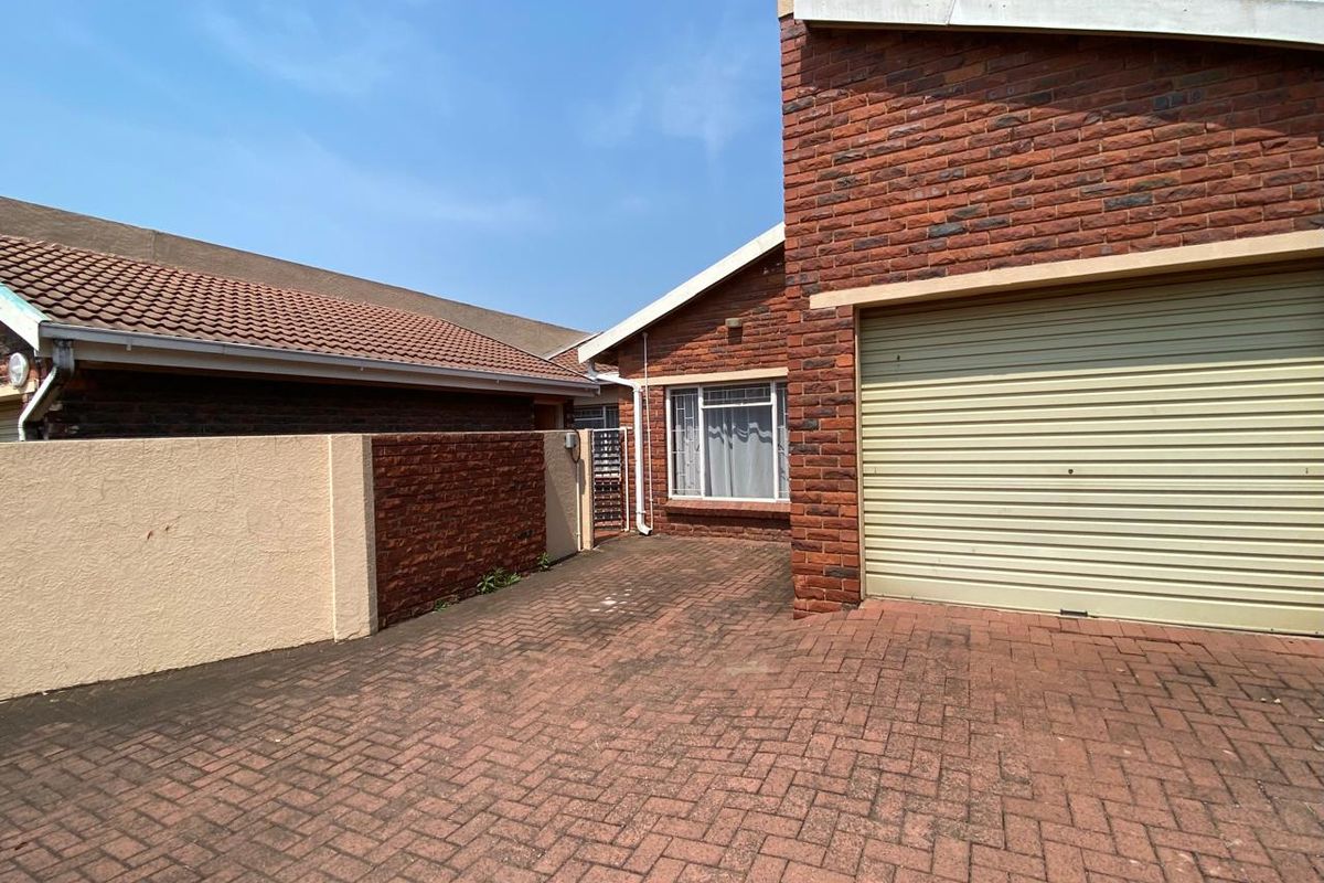 Cosy Safe 2 Bedroom Townhouse - Photo 5