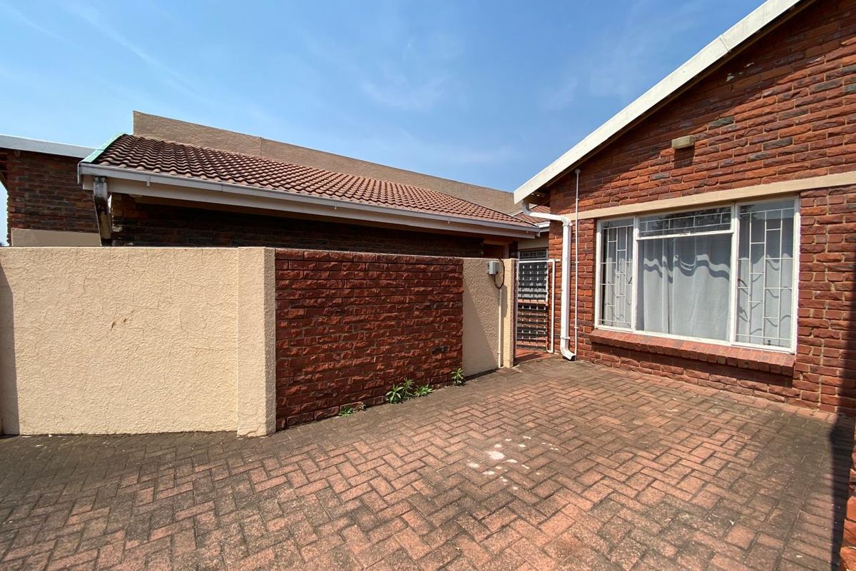 Cosy Safe 2 Bedroom Townhouse - Photo 2