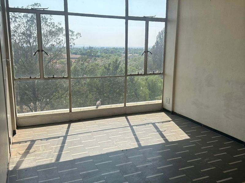 Secure 2 Bedroom Apartment At A Well-Known Complex In Arcon Park. - Photo 3