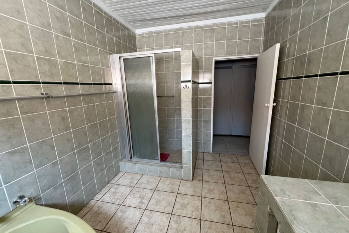 The highest offer will be considered - Corner stand 4 Bedroom Family House in Bendor - Photo 5