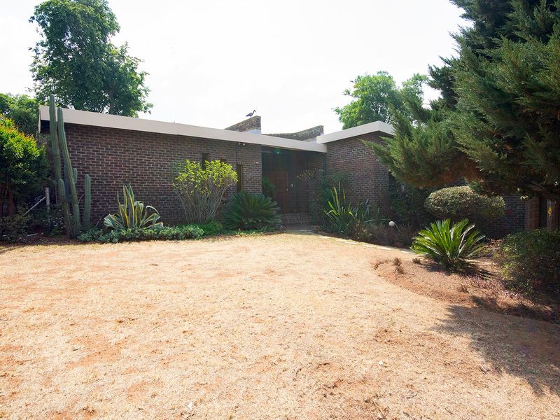 Spacious 4-Bedroom Home with Nature Reserve Views in Secure Overkruin Estate - Photo 4