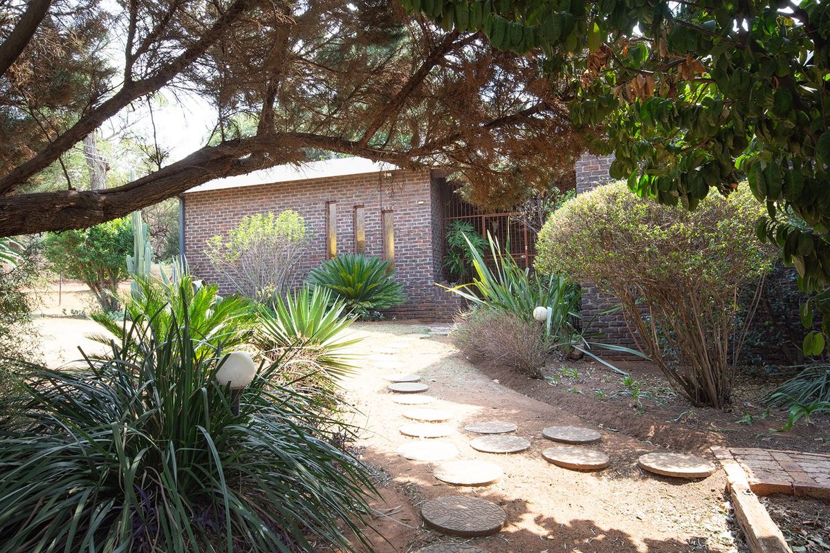 Spacious 4-Bedroom Home with Nature Reserve Views in Secure Overkruin Estate - Photo 2