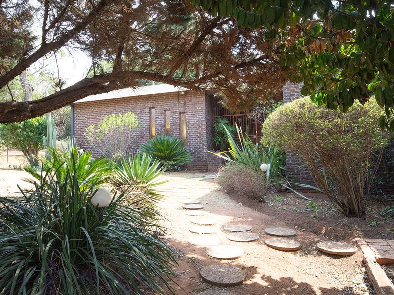 Spacious 4-Bedroom Home with Nature Reserve Views in Secure Overkruin Estate - Photo 2