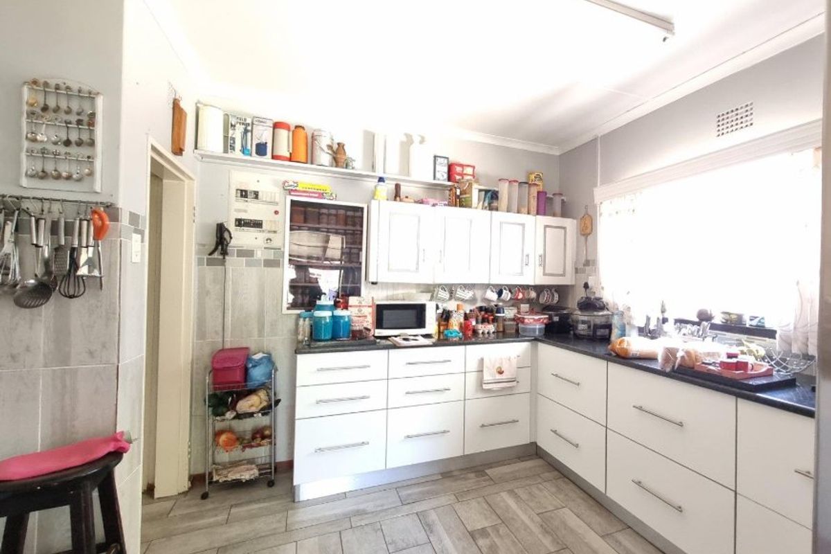 Modern Family Home & Flatlet Potential! - Photo 4