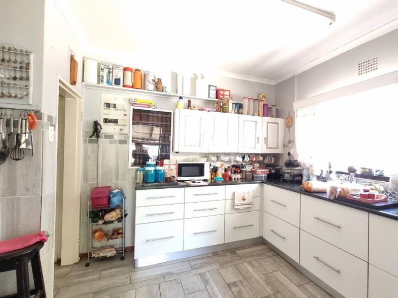 Modern Family Home & Flatlet Potential! - Photo 4