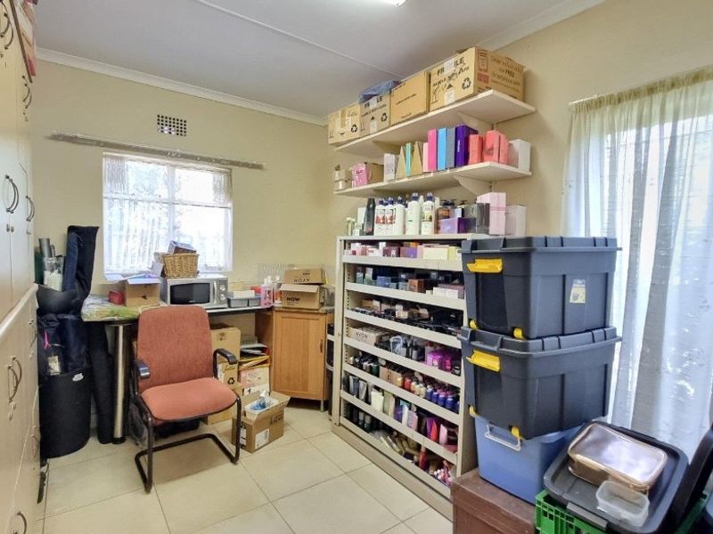 Modern Family Home & Flatlet Potential! - Photo 9