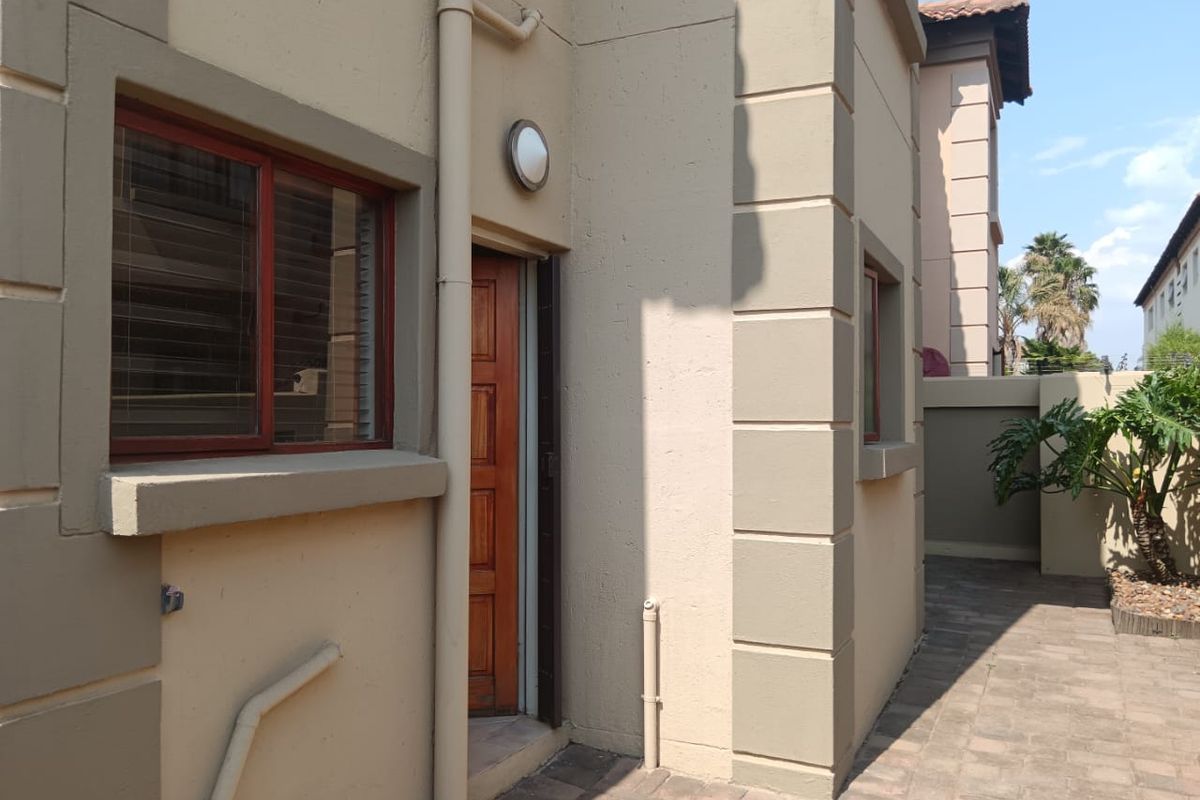 Luxurious 3-Bedroom Double-Story Home in an Exclusive Estate - Photo 5