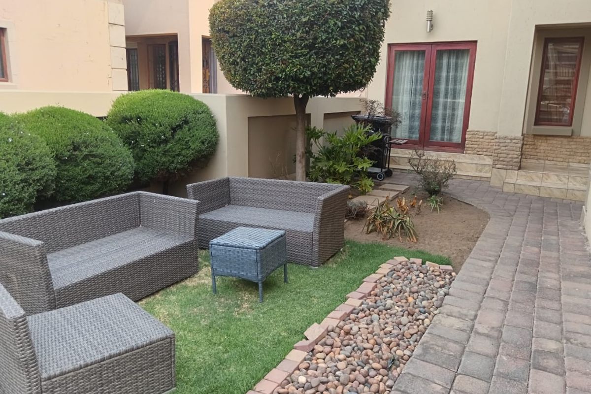 Luxurious 3-Bedroom Double-Story Home in an Exclusive Estate - Photo 4